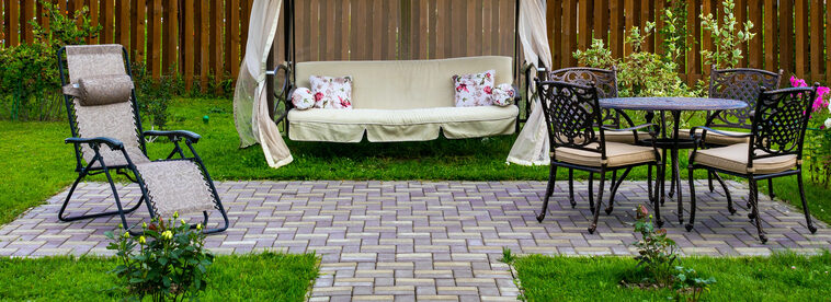 Stein und Grün – harmonische Verbindung von festen und lebendigen Elementen im Garten